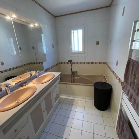 Modern Flovin With Swimming Pool *