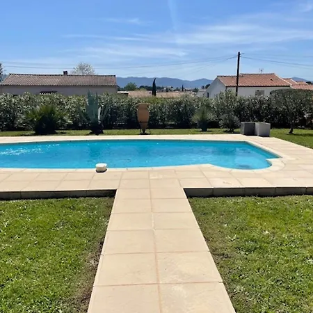 Modern Flovin With Swimming Pool Holiday home