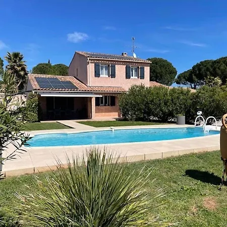 Modern Flovin With Swimming Pool Holiday home *